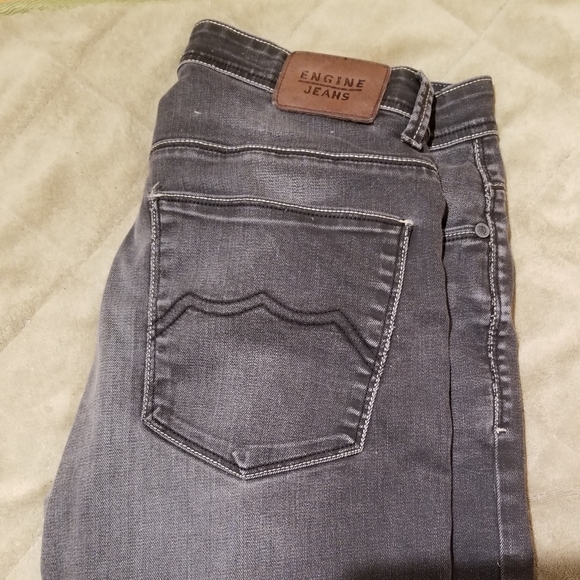 Wmns ENGINE JEANS Black Distressed Jeans (Size 32) - Picture 3 of 7